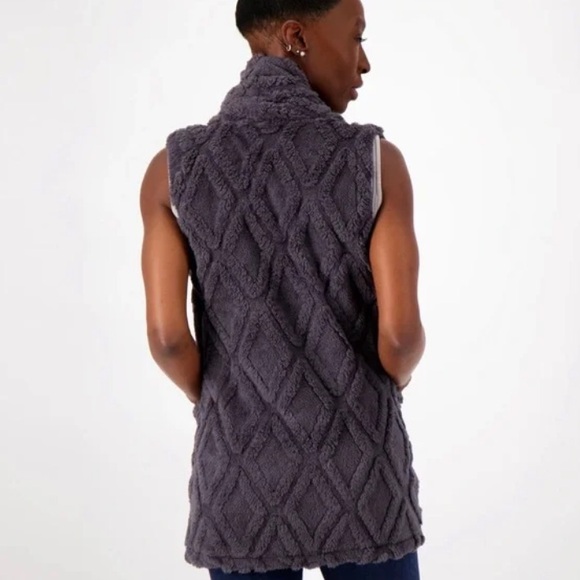 Like New Koolaburra by UGG Embossed Sherpa Fleece Vest Blackened Pearl, Size XL - Picture 2 of 10